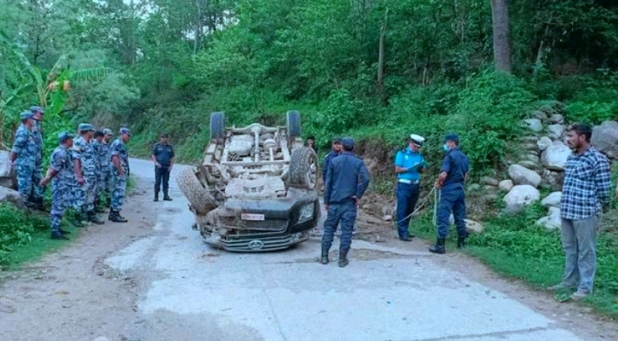 अछामको ढकारी गाउँपालिका अध्यक्ष सवार गाडी पल्टियो